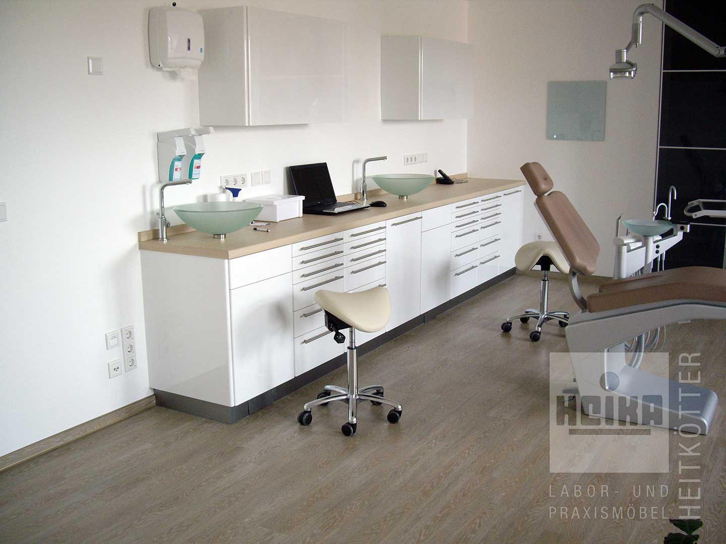 Möbel für Behandlungsräume 38